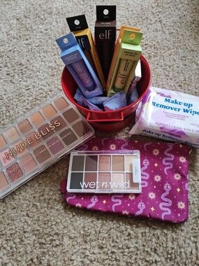 Eyeshadow Duo in Neutral Brown and Tan With Lip Gloss